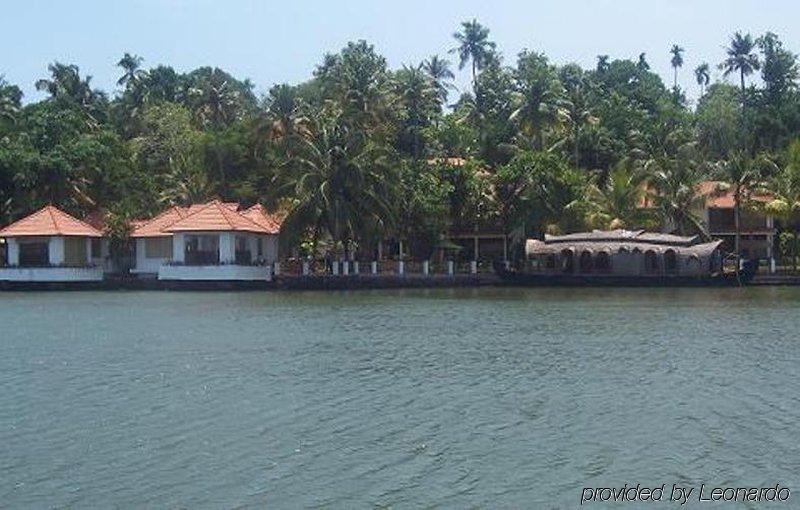 Club Mahindra Ashtamudi Hotell Nīndakara Eksteriør bilde